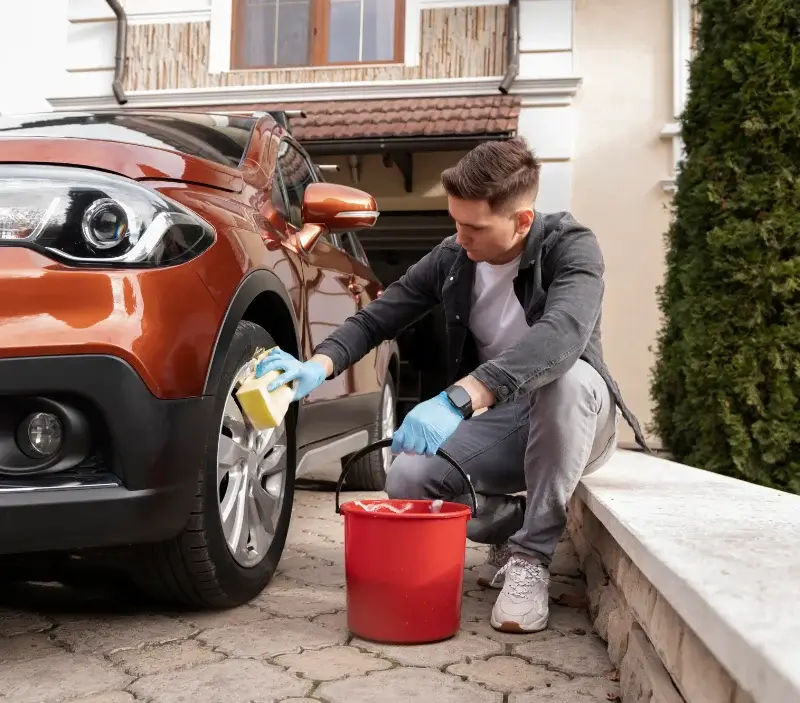 Lavage auto à domicile Nivolas-Vermelle : professionnel intervenant sur un véhicule